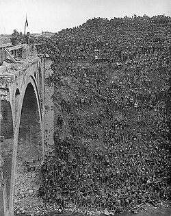 El brigadier general J V Campbell dirigiéndose a las tropas en el puente Riqueval