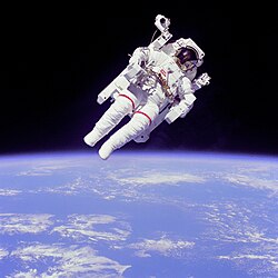 Astronauta de la NASA en el espacio utilizando una mochila de propulsión MMU