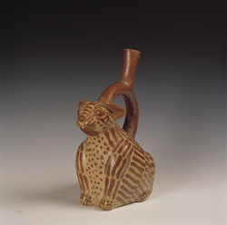 Figura mochica de felino en el Museo Larco de Lima