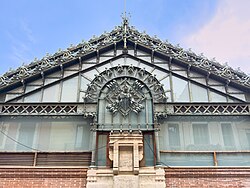 Escudo de Gracia en la fachada del mercado