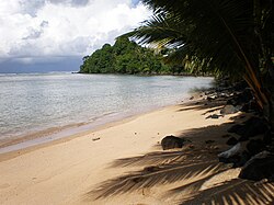 Playa típica en la costa de Samoa