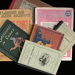 Libros antiguos en estantería