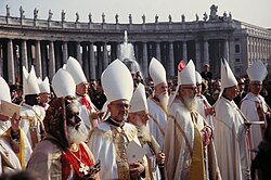 Multitud de fieles reunidos en la plaza de San Pedro durante el Concilio