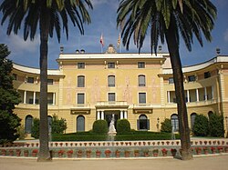 Fachada y entorno del Palacio de Pedralbes