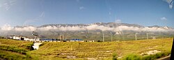Neblina ligera ascendiendo en las montañas debido al calentamiento del aire
