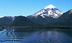 Volcán Lanín en verano visto desde el lago Huechulafquen