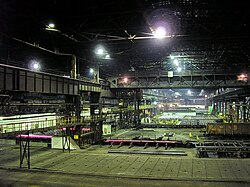 Nave industrial con maquinaria pesada en una planta metalúrgica.