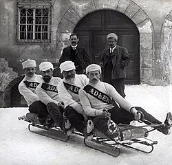 Equipo suizo de bobsleigh de Davos en una fotografía de época.