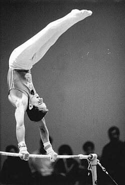 Ejercicio de barra fija realizado por Sven Tippelt en 1988.