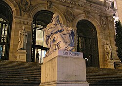 Estatua de Isidoro de Sevilla en la escalinata de acceso a la Biblioteca Nacional de España.