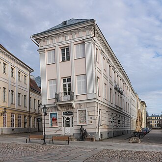Fachada de la casa inclinada de Tartu