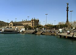 Embarcadero frente al monumento a Colón
