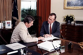 Ronald Reagan y George H. W. Bush en el Despacho Oval