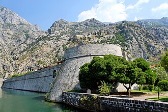 Torre Kampana en el interior de las murallas de Kotor.