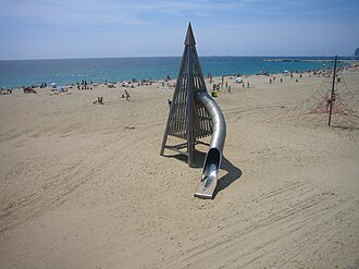 Playa Mar Bella, con juegos para niños