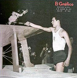 Aristidis Roubanis encendiendo el pebetero en Buenos Aires 1951.