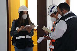 Arquitectos desempeñando sus funciones e inspeccionando una obra en construcción