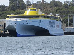 Trimarán Bajamar Express en astilleros.