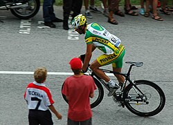 Óscar Pereiro compitiendo durante la décima etapa del Tour de Francia 2005