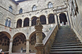 Escalinata del patio interior del palacio