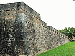 Lienzo histórico del Baluarte de Santiago en Badajoz, España.