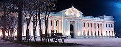 Palacio de la Cultura frente a la Plaza 22 de Agosto