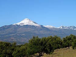 Paisaje montañoso invernal en el Atlas