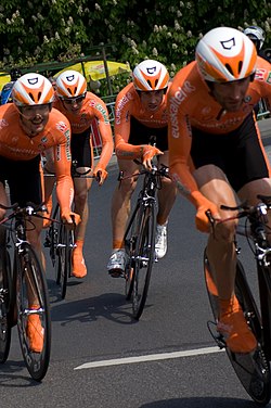 Ciclistas en formación durante una contrarreloj por equipos