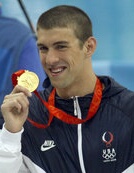 Michael Phelps mostrando una de sus medallas de oro en Pekín 2008