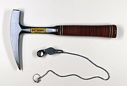 Herramientas tradicionales de un geólogo: martillo de geólogo y lupa de mano.