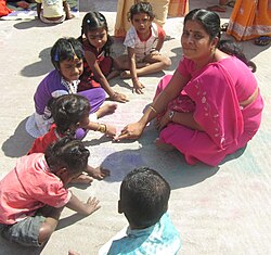 Niños participando en una actividad educativa de conteo con los dedos.
