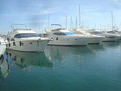 Embarcaciones de recreo amarradas en el puerto deportivo de Cambrils