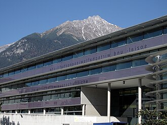 Fachada de un edificio histórico relacionado con la Universidad de Innsbruck