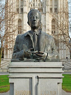 Estatua del rey Balduino frente a la catedral de Bruselas