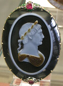 Busto de Trajano adornado con un marco de rubíes.