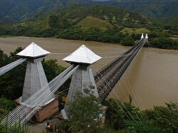 Fotografía histórica del Puente de Occidente sobre el río Cauca.