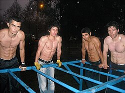 Cuatro hombres practicando ejercicios al aire libre