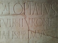 Lápida de Lucius Marcius Optatus con la inscripción relativa a Iluro