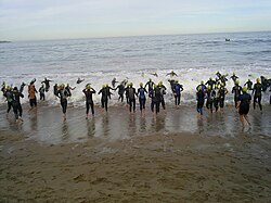 Triatletas entrando al agua