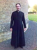 Sacerdote anglicano vistiendo sotana recta tradicional