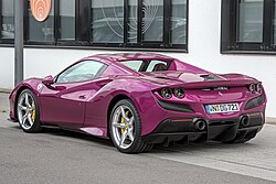 Ferrari F8 Spider descapotable en color rojo
