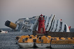 El Costa Concordia varado y escorado tras su accidente en la costa italiana