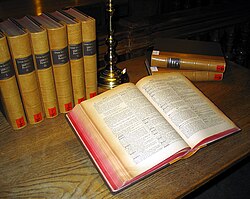 Diccionario latino multi-volumen en biblioteca universitaria