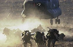 Soldados de la 10.ª División de Montaña estadounidense durante la Operación Anaconda.