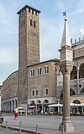 Torre degli Anziani vista desde la Piazza della Frutta