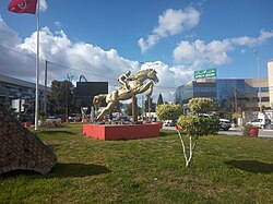 Estatua conmemorativa de salto ecuestre en Túnez.