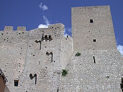La torre cuadrada del castillo de Itri