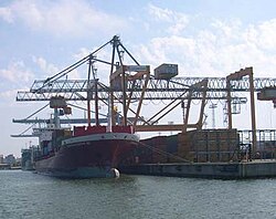 Barco de carga en el Puerto de Helsinki en Finlandia
