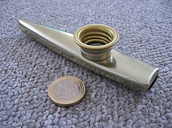 Un kazoo, forma industrial y comercial del mirlitón utilizado por Conte