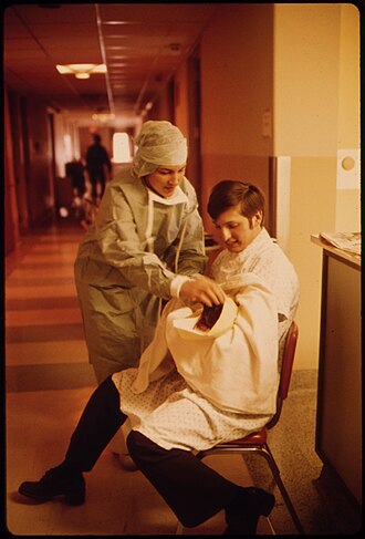 Un padre con su hijo recién nacido en un hospital de Minnesota en octubre de 1974.